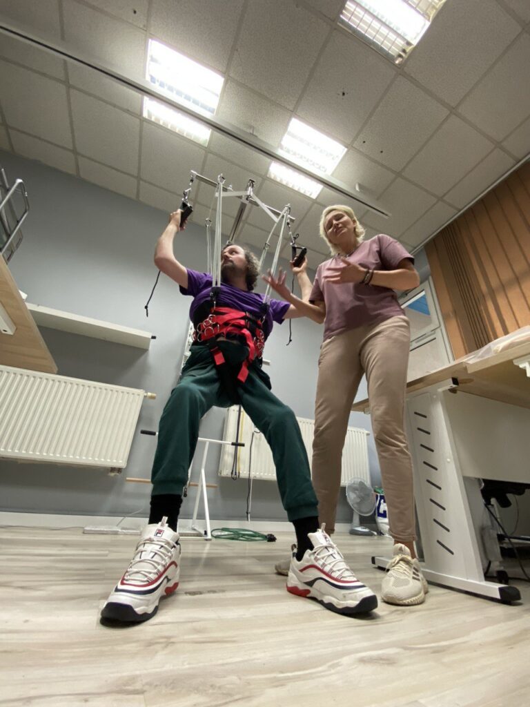 Pionizacja w dystrofii mięśniowej? Tak to możliwe Dystropower dynamiczna pionizacja Gosia udziela mi lekcji z pionizacji