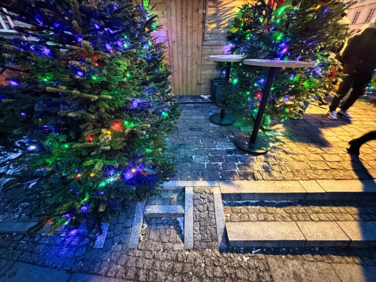 Święta, schody-dystrofia mięśniowa: Moje doświadczenia z (nie)dostępnym podjazd dla niepełnosprawnych zastawiony na starym miescie warszawa jarmarkiem