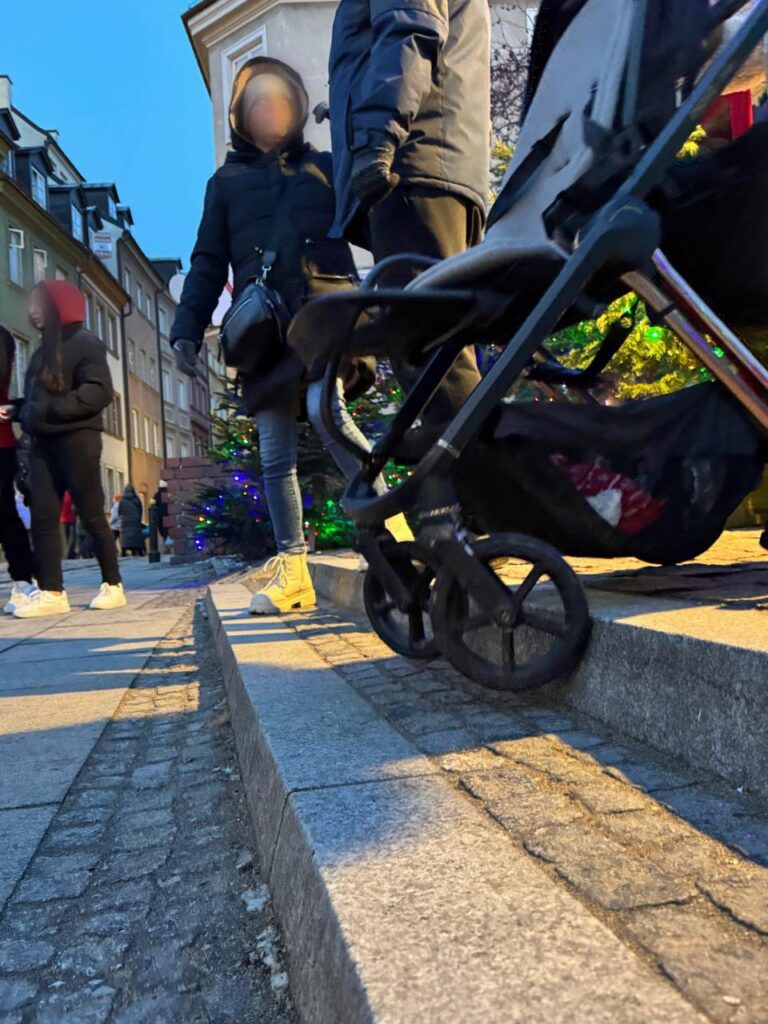 Święta, schody-dystrofia mięśniowa: Moje doświadczenia z (nie)dostępnym jarmarkiem schodenie ze schodów wózkiem stare miasto warszawa