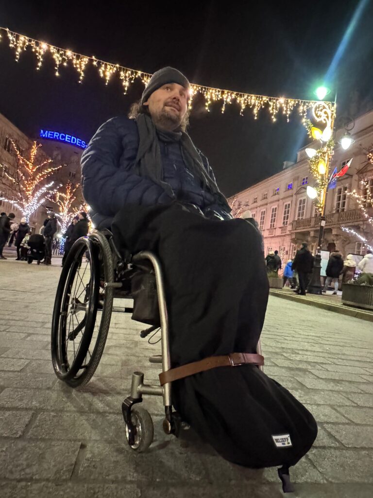 Zima na wózku inwalidzkim-test koca grzewczego Jak nie zamarznąć na wózku?