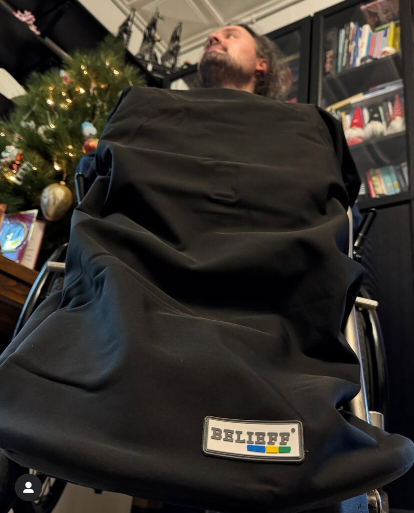 Zima na wózku inwalidzkim-test koca grzewczego Jak nie zamarznąć na wózku? Walka z mrozem na wózku Czy zima i wózek idą w parze dystrofia mięśniowa