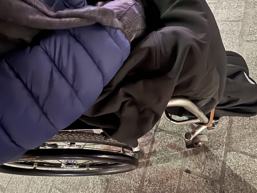 Zima na wózku inwalidzkim-test koca grzewczego Jak nie zamarznąć na wózku?