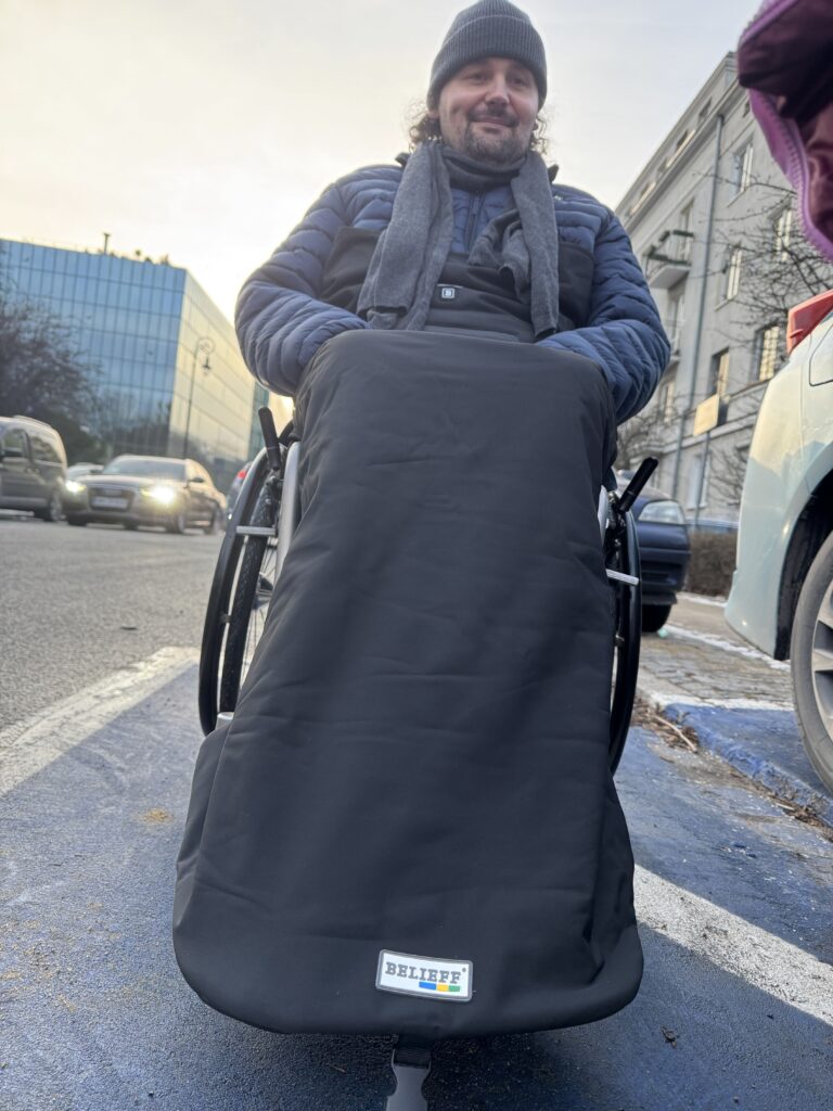 Zima na wózku inwalidzkim-test koca grzewczego Jak nie zamarznąć na wózku?